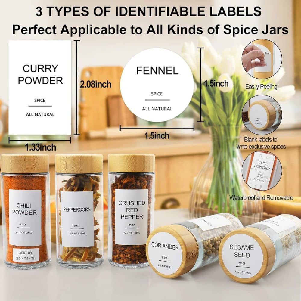 Informational infographic showing three types of identifiable spice jar labels: a rectangular label for curry powder (1.33 in wide), a circular label for fennel (1.5 in), and blank removable labels; side callouts mention Easy Peeling and Waterproof/Removable; jars of chili powder, peppercorn, crushed red pepper, coriander, and sesame seeds are displayed on a kitchen counter.